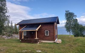 Villmarks-hytte ved norges nest største innsjø Røsvatnet